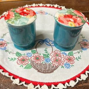 Pioneer Woman shaker set.